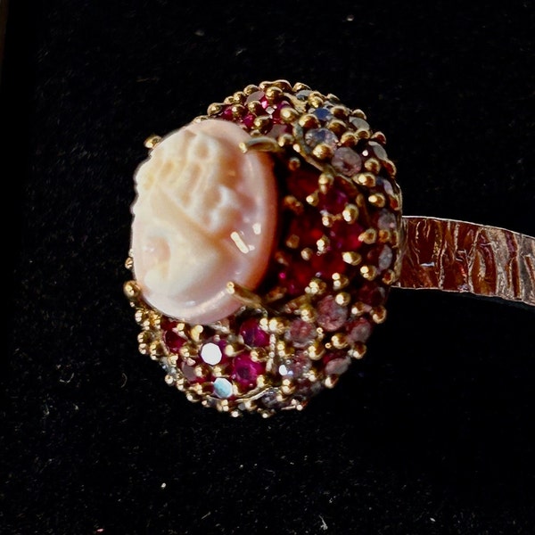 Bague ancienne en vermeil avec cameo en corail entouré de rubis et Topazes blanches.