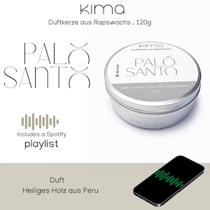 Könnte beinhalten: Eine silberfarbene Kerzendose mit der Aufschrift "PALO SANTO" und "120g" auf dem Etikett. Das Bild enthält auch den Text "includes a Spotify playlist" und "Duft Heiliges Holz aus Peru". Ein Smartphone zeigt eine Musik-Playlist.