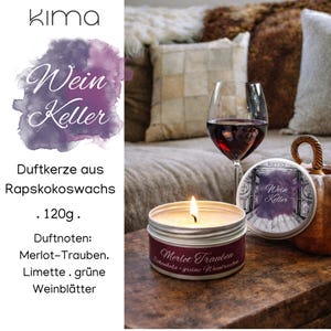 Peut inclure: Une bougie allumée dans une boîte en argent avec une étiquette bordeaux indiquant "Merlot Trauben". Un verre de vin rouge et un couvercle de bougie avec "Wein Keller" sont également visibles. La bougie est de 120g.