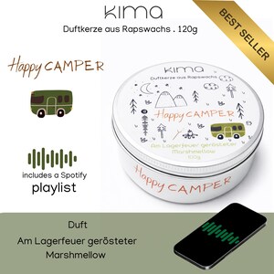 Könnte beinhalten: Eine weiße Metallkerze mit einem "Happy CAMPER"-Design, mit einer grünen Wohnmobil-Illustration. Die Dose enthält den Text "Am Lagerfeuer gerösteter Marshmallow" und "100g". Das Bild enthält auch eine Spotify-Playlist-Grafik.