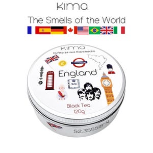 Op de afbeelding: Een ronde, zilverkleurige kaarsenblik met de tekst "England" en "Black Tea 120g". Het blik is versierd met iconische Britse beelden, waaronder een rode telefooncel, Big Ben en de Beatles. De tekst "The Smells of the World" staat bovenaan.