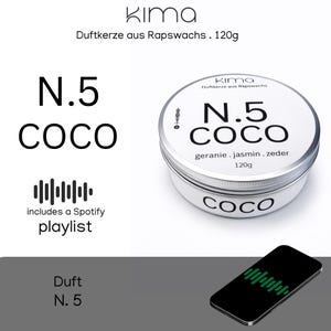 Könnte beinhalten: Eine weiße und silberne Kerzendose mit dem Text "N.5 COCO" und "geranie. jasmin. zeder 120g". Das Bild enthält auch den Text "includes a Spotify playlist". Die Kerze besteht aus Rapswachs.