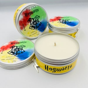 Può includere: Tre barattoli di candele rotondi con coperchi gialli, blu e verdi. I barattoli sono etichettati "Hogwarts" e mostrano lo stemma di Hogwarts. Le candele sono fatte di cera di soia e hanno un profumo di cuoio, sandalo e pepe nero. Ogni candela pesa 100 g.