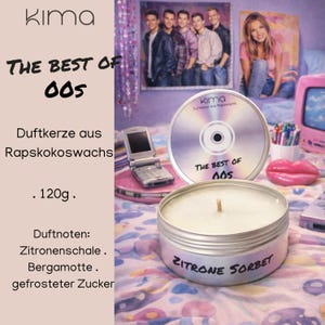 Könnte beinhalten: Eine runde, silberne Kerze mit dem Text "Zitrone Sorbet" und einem Docht. Die Kerze ist mit "THE BEST OF 00s" beschriftet und besteht aus Rapswachs. Das Bild enthält eine CD und ein Klapphandy.