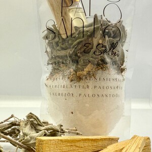 Könnte beinhalten: Ein klarer Plastikbeutel gefüllt mit Palo Santo und Salbei Produkten. Der Beutel enthält getrocknete Salbeiblätter, Palo Santo Stäbe und eine Flasche Öl. Der Text "PALO SANTO & Salbei" ist auf dem Beutel aufgedruckt.