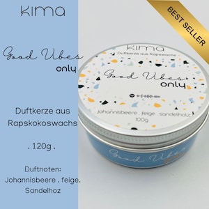 Könnte beinhalten: Runde, hellblaue Kerzendose mit silbernem Deckel, mit dem Text "Good Vibes Only". Das Etikett enthält die Duftnoten: "johannisbeere, feige, sandelholz". Die Kerze wiegt 120g und besteht aus Rapswachs.