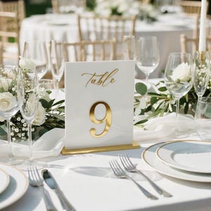 Witte acryl trouwtafelnummers met gouden 3D-spiegelnummers