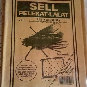 Puede incluir: Un paquete de papel marrón con una etiqueta blanca que dice "SELL PELEKAT-LALAT" en texto negro. La etiqueta también dice "LEBIH BERKESAN" y "Menciptakan lingkungan kita bersih dan sehat!" en texto negro. Hay una imagen de una mosca en la etiqueta. La etiqueta también dice "Higienis & tidak mengandung racun: efektif untuk menangkap lalat, laron, kutubusuk, lebah, cecak dan serangga lainnya." y "Cara pakal:" en texto negro. Hay una imagen de una trampa para moscas en la etiqueta. La etiqueta también dice "PELEKAT-LALAT BERBAU 1 KEPING" en texto negro. La etiqueta tiene un código de barras que dice "9 555299 204987".