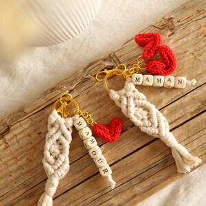 Llavero de macramé con corazón rojo hecho a mano – Llavero bohemio personalizable – Regalo romántico para San Valentín