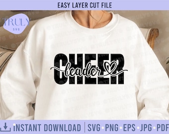 Op de afbeelding: Een wit sweatshirt met zwarte tekst die "Cheerleader" zegt met een hart in het midden van het woord "leader".