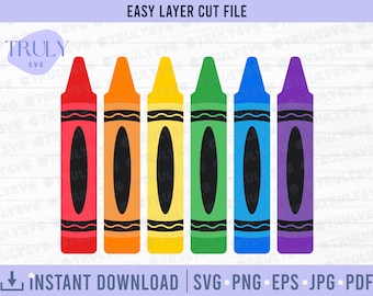 Può includere: Un set di sei pastelli nei colori dell'arcobaleno. I pastelli sono disposti in fila da sinistra a destra: rosso, arancione, giallo, verde, blu e viola.