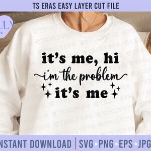 Puede incluir: Una sudadera blanca con texto negro que dice "it's me, hi i'm the problem it's me" con dos pequeñas estrellas a cada lado de la última línea de texto.