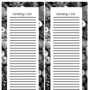 Op de afbeelding: Twee witte boodschappenlijstnotitieblokken met zwarte horizontale lijnen en de woorden "Grocery List" in een handgeschreven lettertype. De achtergrond is een grijswaarden collage van verschillende groenten en fruit, waaronder appels, paprika's en pompoenen.