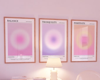Puede incluir: Tres carteles enmarcados con un fondo degradado en tonos de rosa, morado y amarillo. Los carteles están titulados "Balance", "Tranquilidad" y "Positividad".