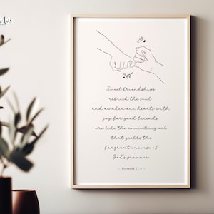 Puede incluir: Impresión en blanco y negro de arte de línea de dos manos que se agarran el dedo meñique, con una cita sobre la amistad y la refrescante presencia de Dios. La cita dice: "Las dulces amistades refrescan el alma y despiertan nuestros corazones con alegría, porque los buenos amigos son como el aceite de unción que produce el incienso fragante de la presencia de Dios. - Proverbios 27:9 -"