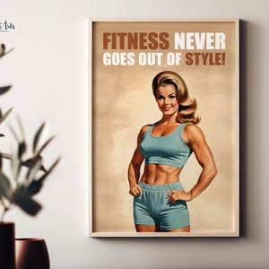 Op de afbeelding: Een poster in vintage stijl met een vrouw in een blauwe trainingsoutfit. De tekst op de poster luidt "Fitness Never Goes Out of Style!"