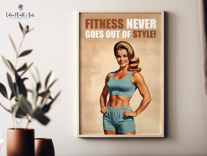 Op de afbeelding: Een poster in vintage stijl met een vrouw in een blauwe trainingsoutfit. De tekst op de poster luidt "Fitness Never Goes Out of Style!"