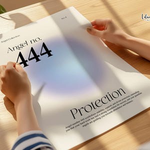Könnte beinhalten: Ein rechteckiges weißes Poster mit dem Text Angel Collection, Angel no. 444 und Protection. Das Design enthält einen sanften blauen und violetten Farbverlauf hinter der Zahl 444 sowie einen Textabsatz zur Bedeutung der Zahl.