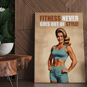Op de afbeelding: Een vintage poster met een vrouw in een blauwe fitness outfit. De poster heeft de tekst "Fitness Never Goes Out Of Style!" in vetgedrukte, witte letters.
