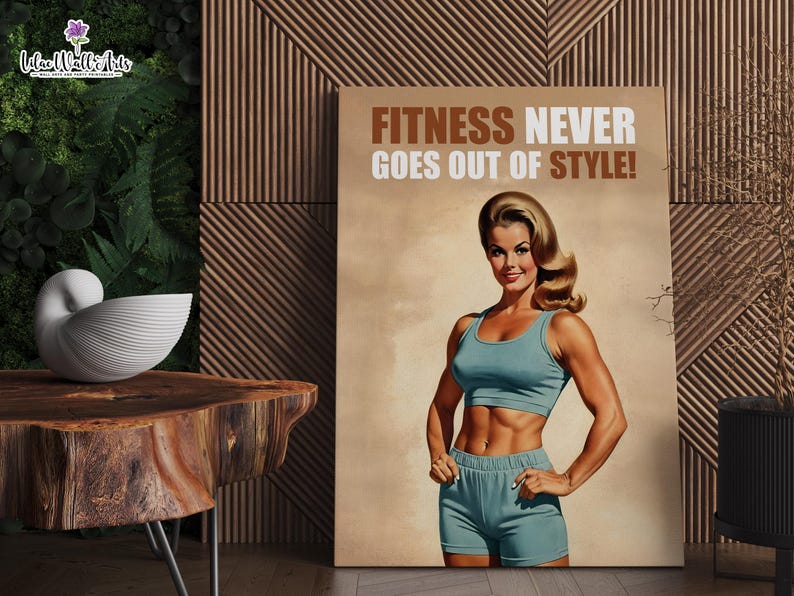 Op de afbeelding: Een vintage poster met een vrouw in een blauwe fitness outfit. De poster heeft de tekst "Fitness Never Goes Out Of Style!" in vetgedrukte, witte letters.
