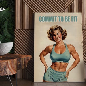 Może przedstawiać: Motivacyjny plakat z tekstem "COMMIT TO BE FIT" w pogrubionych, białych literach na jasnoniebieskim tle. Kobieta z długimi blond włosami ma na sobie jasnoniebieski sportowy biustonosz i pasujące spodenki. Stoi z rękami na biodrach, wyglądając pewnie i zdecydowanie.