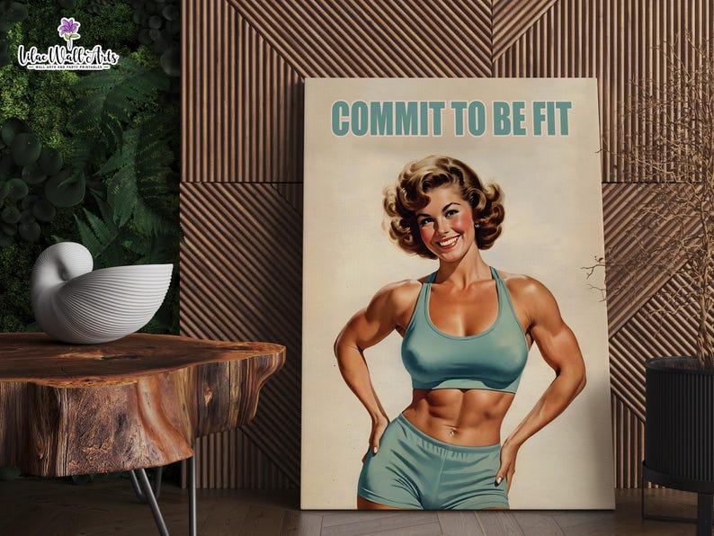 Może przedstawiać: Motivacyjny plakat z tekstem "COMMIT TO BE FIT" w pogrubionych, białych literach na jasnoniebieskim tle. Kobieta z długimi blond włosami ma na sobie jasnoniebieski sportowy biustonosz i pasujące spodenki. Stoi z rękami na biodrach, wyglądając pewnie i zdecydowanie.