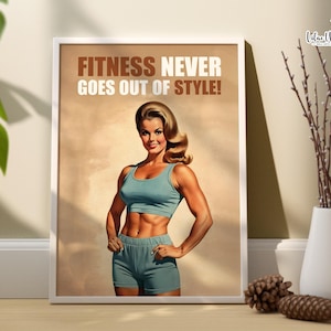 Op de afbeelding: Een poster in vintage stijl met een vrouw in een blauwe trainingsoutfit. De poster heeft de tekst "Fitness Never Goes Out Of Style!" erop gedrukt.