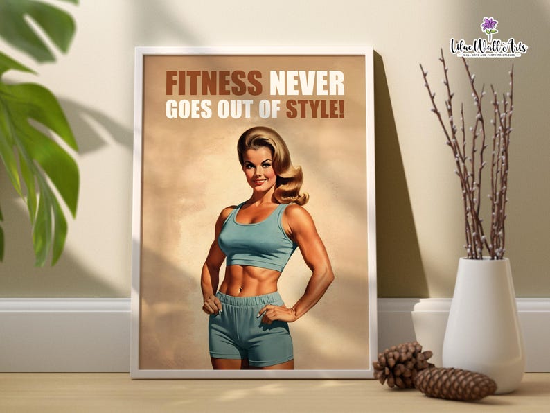 Op de afbeelding: Een poster in vintage stijl met een vrouw in een blauwe trainingsoutfit. De poster heeft de tekst "Fitness Never Goes Out Of Style!" erop gedrukt.