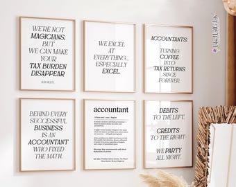 Puede incluir: Conjunto de seis impresiones de arte de pared imprimibles en blanco y negro con citas sobre contables. Las impresiones están enmarcadas en marcos dorados y se muestran en una pared blanca.