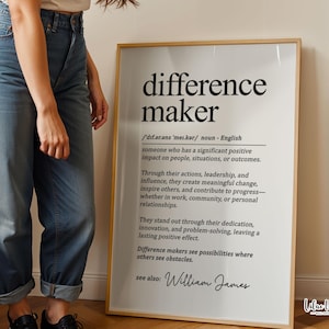 Könnte beinhalten: Ein gerahmter Wandkunstdruck mit einer wörterbuchartigen Definition des Begriffs difference maker in schwarzem Text auf weißem Hintergrund. Der Text enthält eine phonetische Schreibweise, eine Klassifizierung und eine Beschreibung.