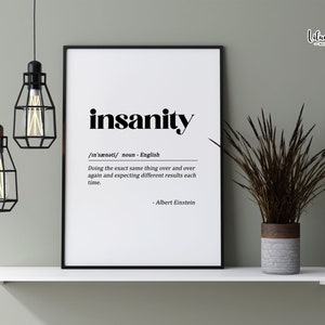 Puede incluir: Una impresión de arte de pared imprimible en blanco y negro con la palabra "locura" definida como "Hacer lo mismo una y otra vez y esperar resultados diferentes cada vez." - Albert Einstein
