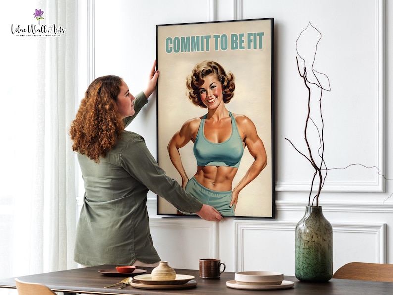 Może przedstawiać: Motywacyjny plakat w stylu vintage przedstawiający kobietę w niebieskim sportowym biustonoszu i spodenkach. Plakat zawiera napis "COMMIT TO BE FIT" w pogrubionych, białych literach.