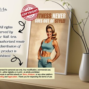 Op de afbeelding: Een vintage-stijl motiverende poster met een vrouw in een blauwe tanktop en blauwe broek, met de tekst "Fitness Never Goes Out of Style!" in rode en witte letters. De poster heeft een rode copyright-stempel met het woord "Copyright" in witte letters.