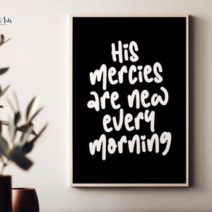 Peut inclure: Un art mural encadré noir avec du texte blanc qui dit "His mercies are new every morning".