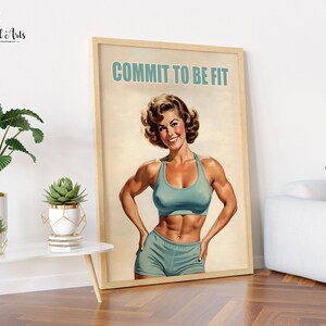 Może przedstawiać: Motywacyjny plakat w stylu vintage przedstawiający kobietę w niebieskim sportowym biustonoszu i spodenkach. Plakat ma białe tło z tekstem "COMMIT TO BE FIT" pogrubionymi, czarnymi literami.