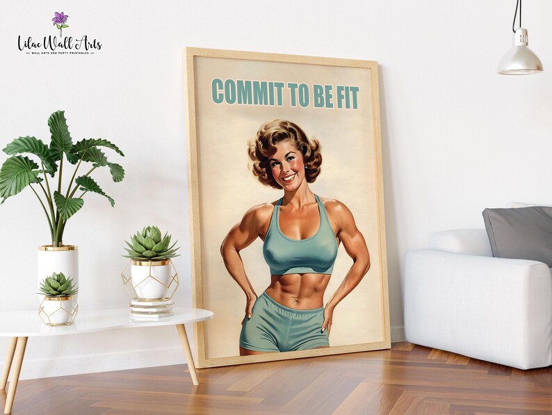 Może przedstawiać: Motywacyjny plakat w stylu vintage przedstawiający kobietę w niebieskim sportowym biustonoszu i spodenkach. Plakat ma białe tło z tekstem "COMMIT TO BE FIT" pogrubionymi, czarnymi literami.