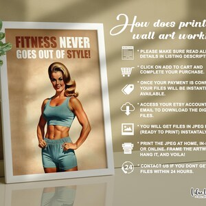 Op de afbeelding: Een printbaar wandkunstontwerp met een vrouw in een blauwe fitnessoutfit met de tekst "Fitness Never Goes Out of Style!" Het ontwerp is in vintage stijl en is perfect voor een sportschool of thuiskantoor.