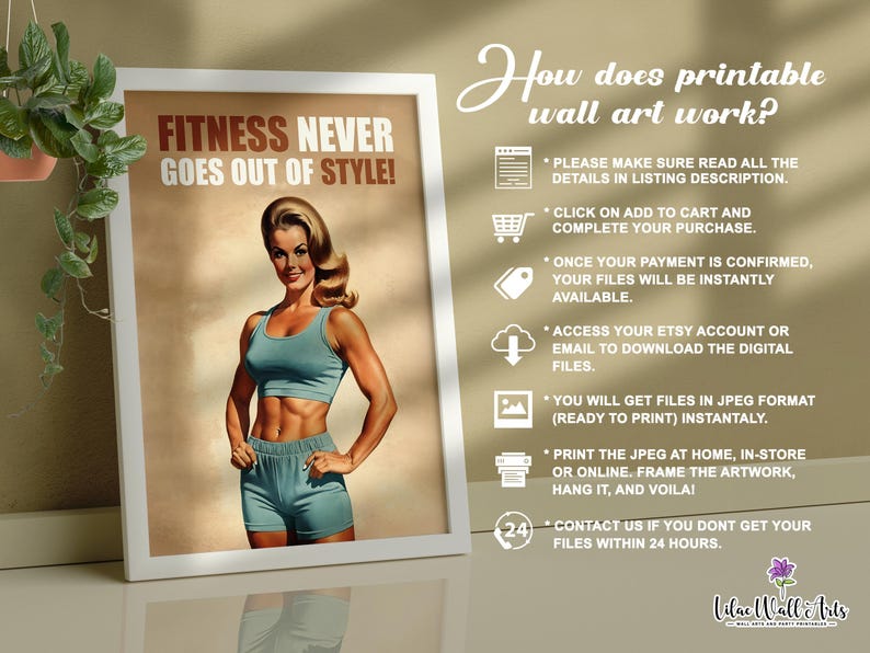 Op de afbeelding: Een printbaar wandkunstontwerp met een vrouw in een blauwe fitnessoutfit met de tekst "Fitness Never Goes Out of Style!" Het ontwerp is in vintage stijl en is perfect voor een sportschool of thuiskantoor.