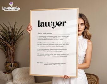 Op de afbeelding: Een rechthoekige wandprint in een lichthouten lijst met een woordenboekachtige definitie van het woord lawyer. De tekst bevat fonetische spelling, een humoristische definitie en een zie ook sectie met termen zoals smooth talker.