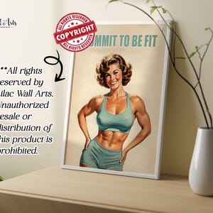 Może przedstawiać: Motywacyjny plakat w stylu vintage przedstawiający kobietę w niebieskim sportowym biustonoszu i szortach. Plakat zawiera napis "Commit to be fit" pogrubionymi literami.