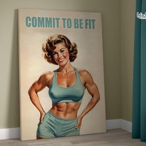 Może przedstawiać: Motywacyjny plakat w stylu vintage przedstawiający kobietę w niebieskim sportowym biustonoszu i spodenkach. Tekst na plakacie brzmi "Commit to be fit."