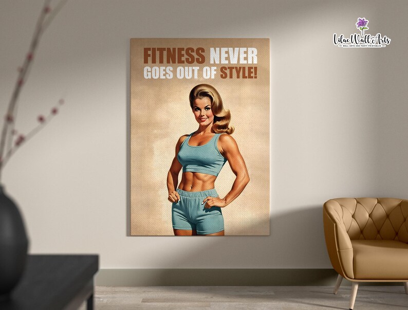 Op de afbeelding: Een poster in vintage stijl met een vrouw in een blauwe trainingsoutfit. De tekst op de poster luidt "Fitness Never Goes Out Of Style!"