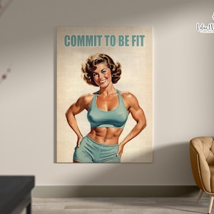 Może przedstawiać: Motywacyjny plakat w stylu vintage przedstawiający kobietę w niebieskim sportowym biustonoszu i spodenkach. Tekst na plakacie brzmi "Commit to be fit."