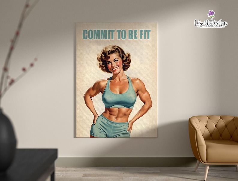 Może przedstawiać: Motywacyjny plakat w stylu vintage przedstawiający kobietę w niebieskim sportowym biustonoszu i spodenkach. Tekst na plakacie brzmi "Commit to be fit."