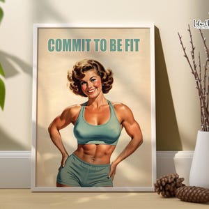 Może przedstawiać: Motywacyjny plakat w stylu vintage przedstawiający kobietę w niebieskim sportowym biustonoszu i spodenkach. Plakat zawiera napis "COMMIT TO BE FIT" w pogrubionych, białych literach.