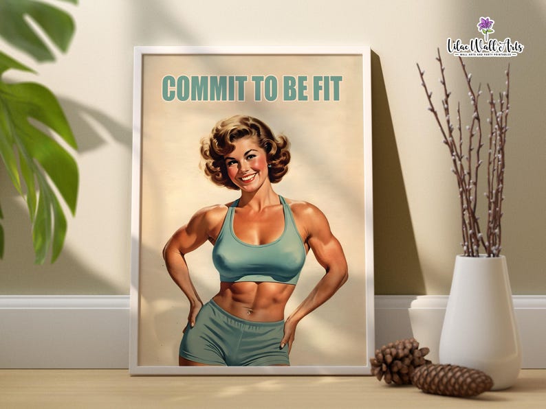 Może przedstawiać: Motywacyjny plakat w stylu vintage przedstawiający kobietę w niebieskim sportowym biustonoszu i spodenkach. Plakat zawiera napis "COMMIT TO BE FIT" w pogrubionych, białych literach.