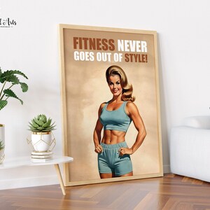 Op de afbeelding: Een poster in vintage stijl met een vrouw in een blauwe trainingsoutfit. De poster heeft de tekst "Fitness Never Goes Out Of Style!" in bruine letters.