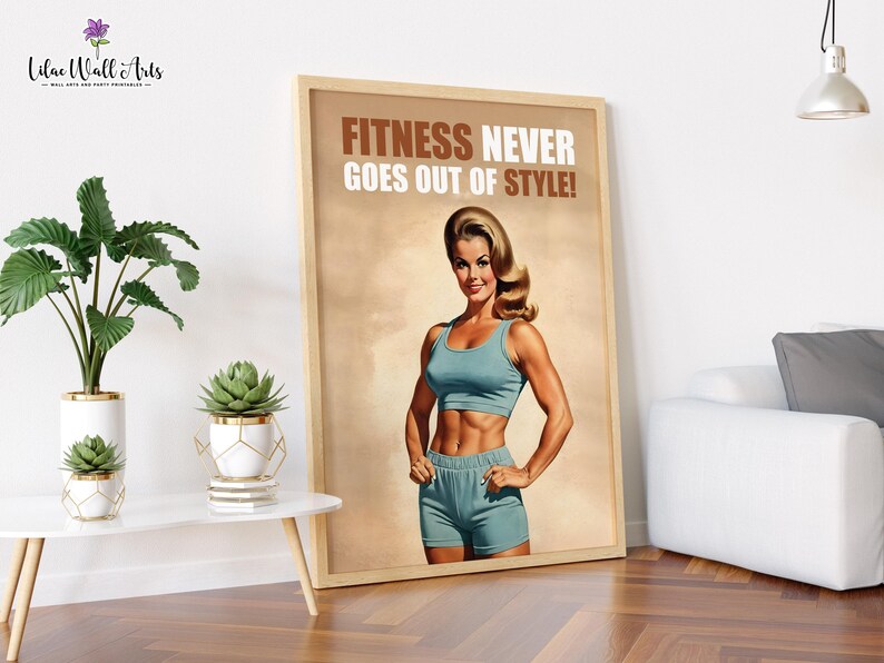 Op de afbeelding: Een poster in vintage stijl met een vrouw in een blauwe trainingsoutfit. De poster heeft de tekst "Fitness Never Goes Out Of Style!" in bruine letters.