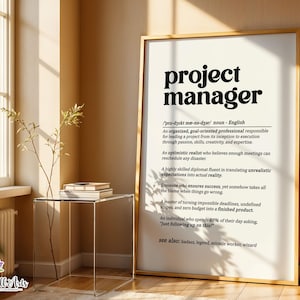 Puede incluir: Una lámina de arte mural enmarcada que presenta una definición tipo diccionario del término project manager en texto negro sobre fondo blanco. El texto incluye pronunciación fonética, clasificación gramatical y varias frases descriptivas.