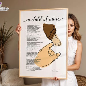 Puede incluir: Un cuadro enmarcado con el texto "a child of mine" en escritura cursiva. La obra presenta una ilustración minimalista de dos manos, una sosteniendo a la otra. El poema está impreso debajo del título, con el nombre del autor en la parte inferior.